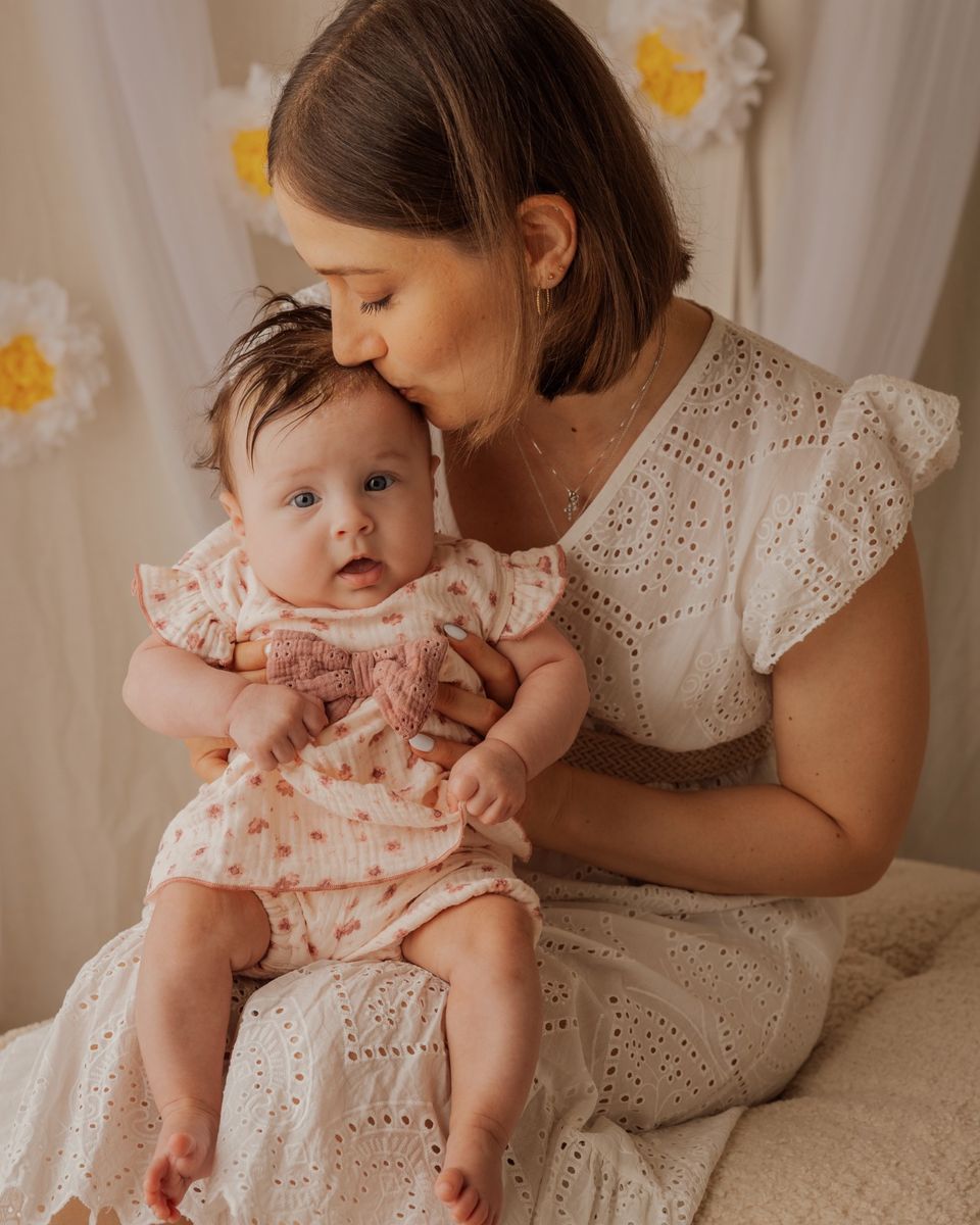 Mamma che bacia la bambina sulla fronte