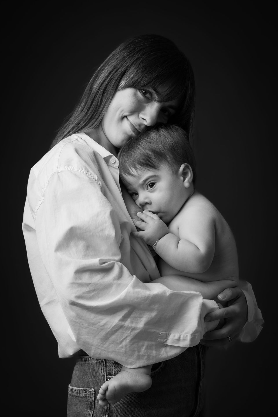 Mamma che tiene stretto il bambino, bianco e nero