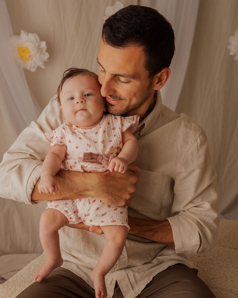 Papà che tiene in braccio la bambina