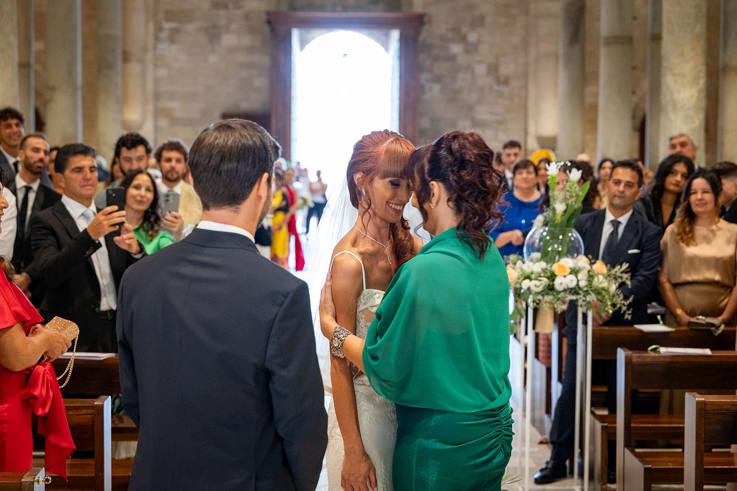 La cerimonia in chiesa vista dagli invitati