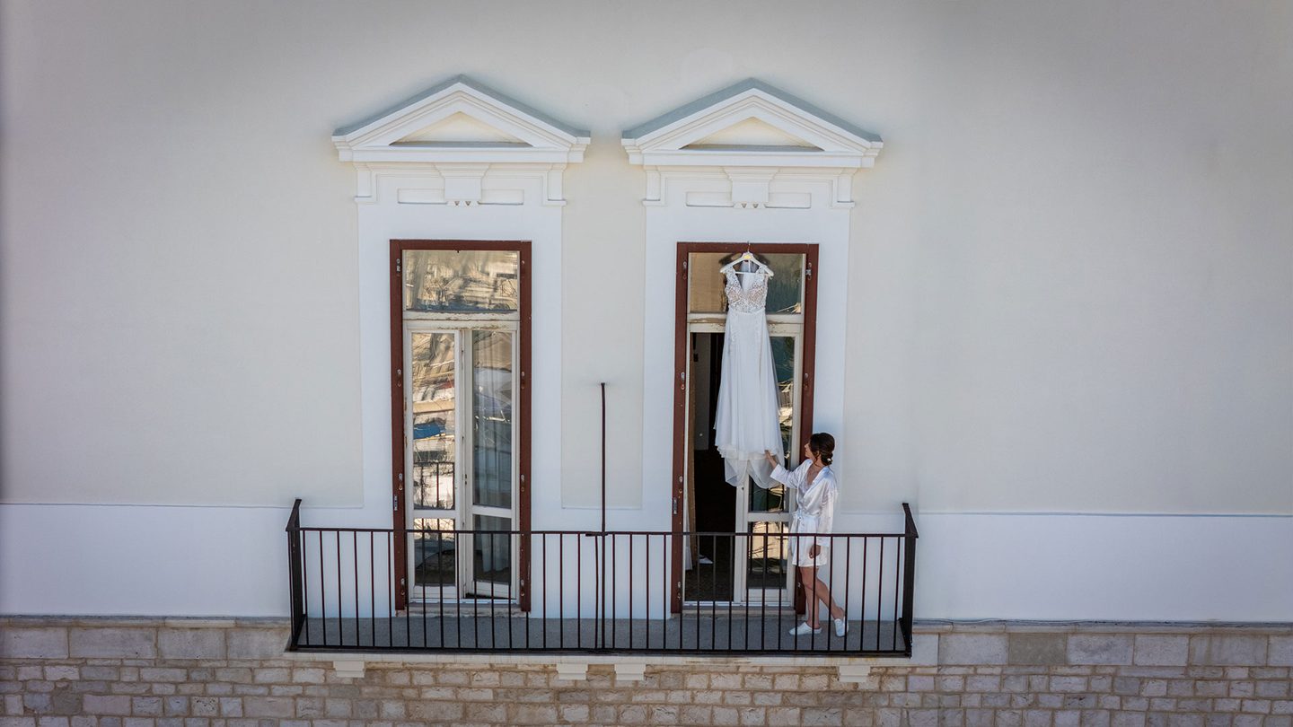 La sposa balcone bianco