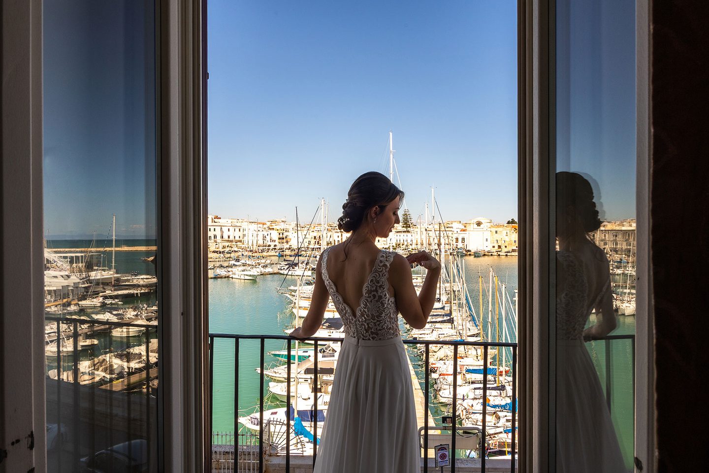 La sposa finestra vista porto