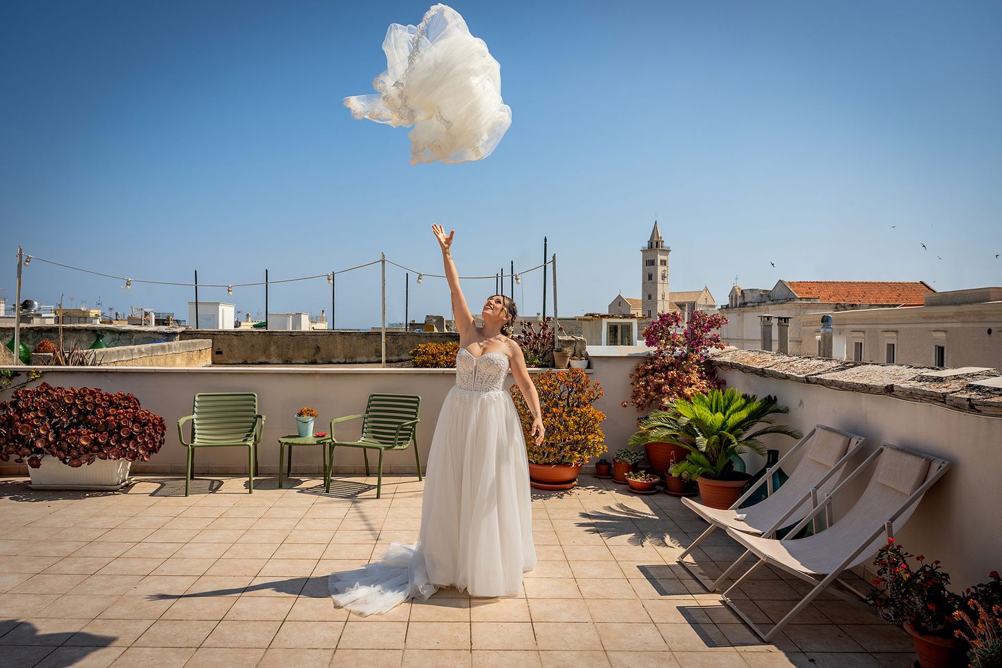 La sposa lancia velo terrazza