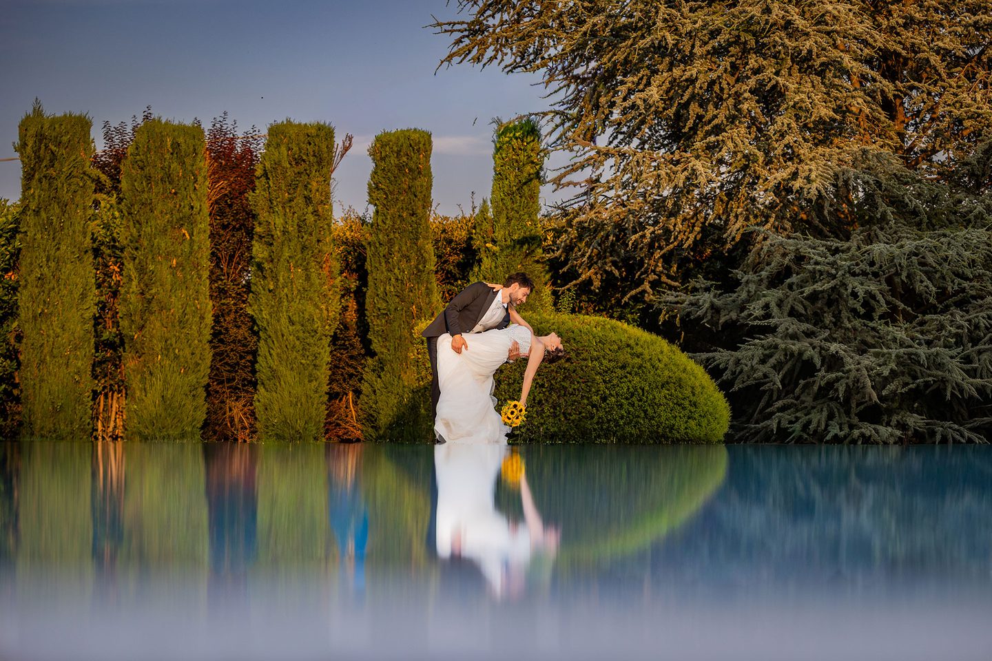 La sposa riflesso specchio acqua