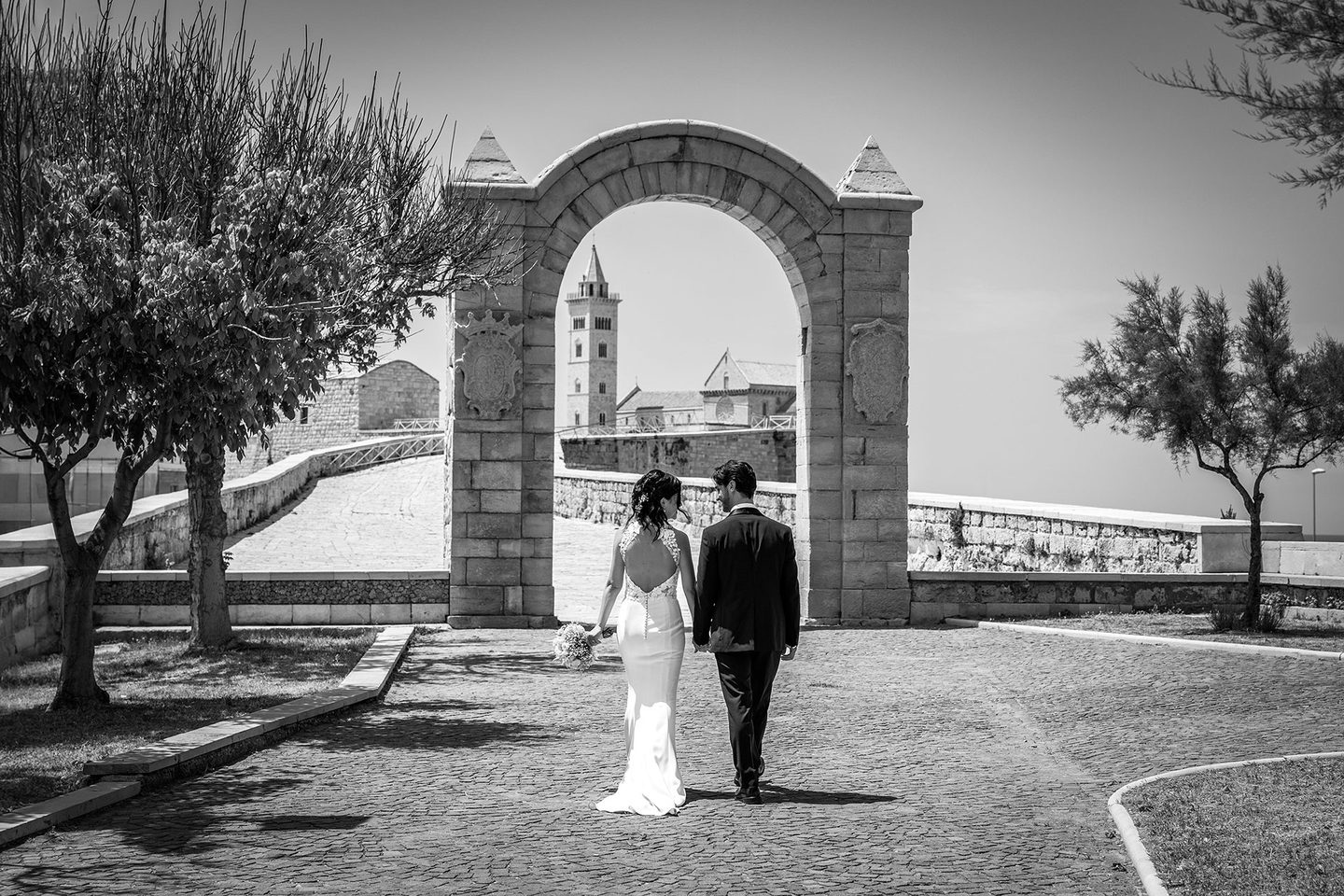 Gli sposi arco cattedrale in bianco e nero
