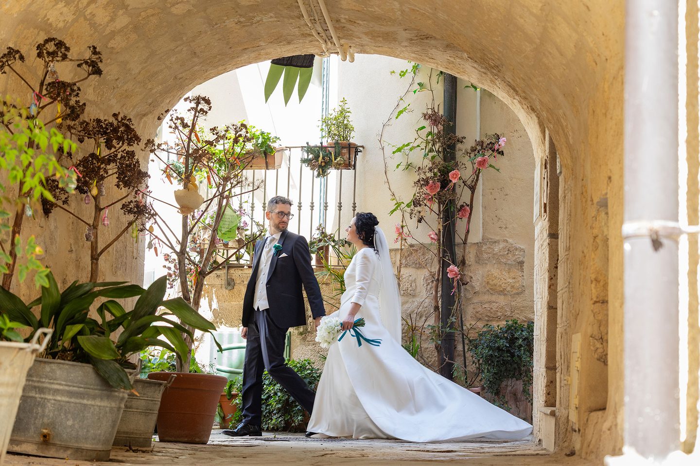 Gli sposi arco fiorito borgo