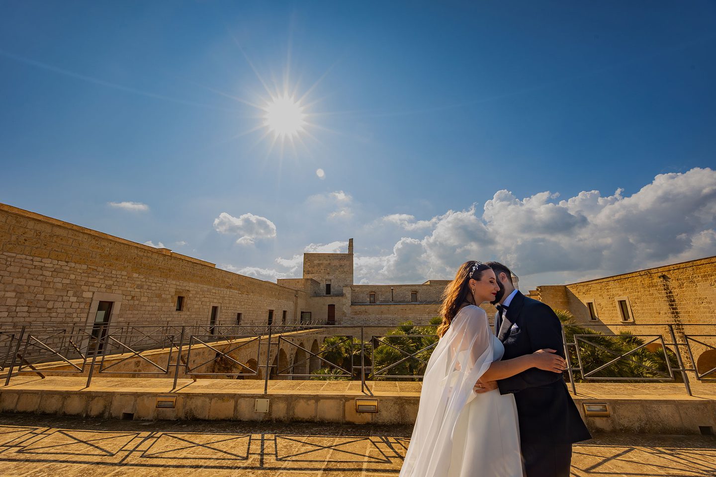 Gli sposi bacio castello sole