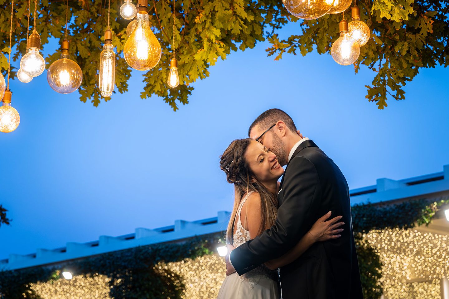 Gli sposi bacio lampadine ora blu