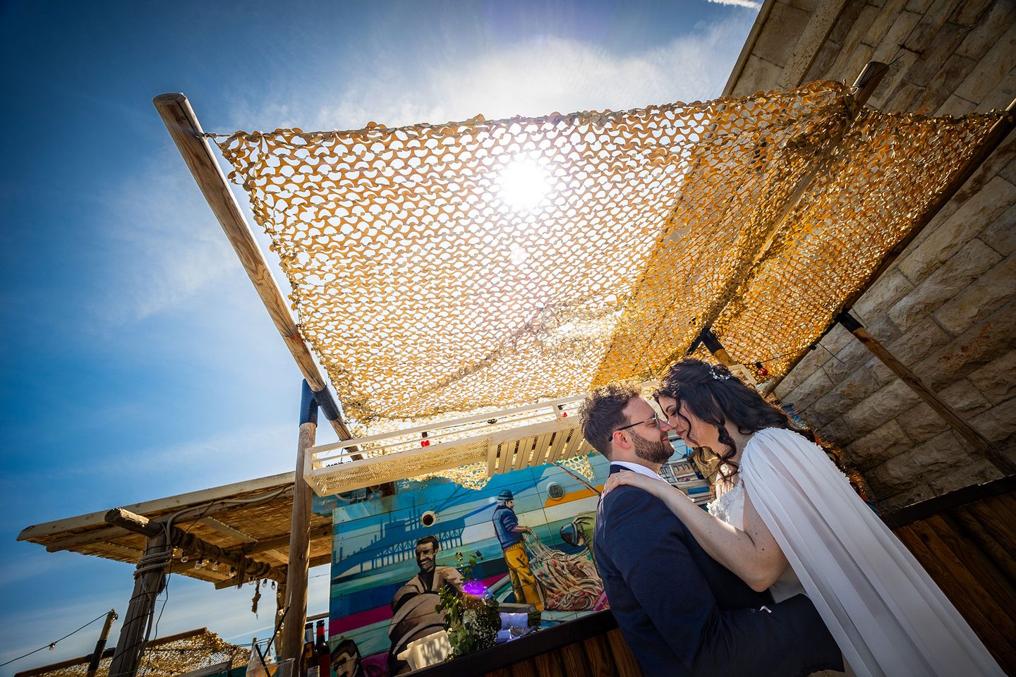 Gli sposi bacio pergolato rete