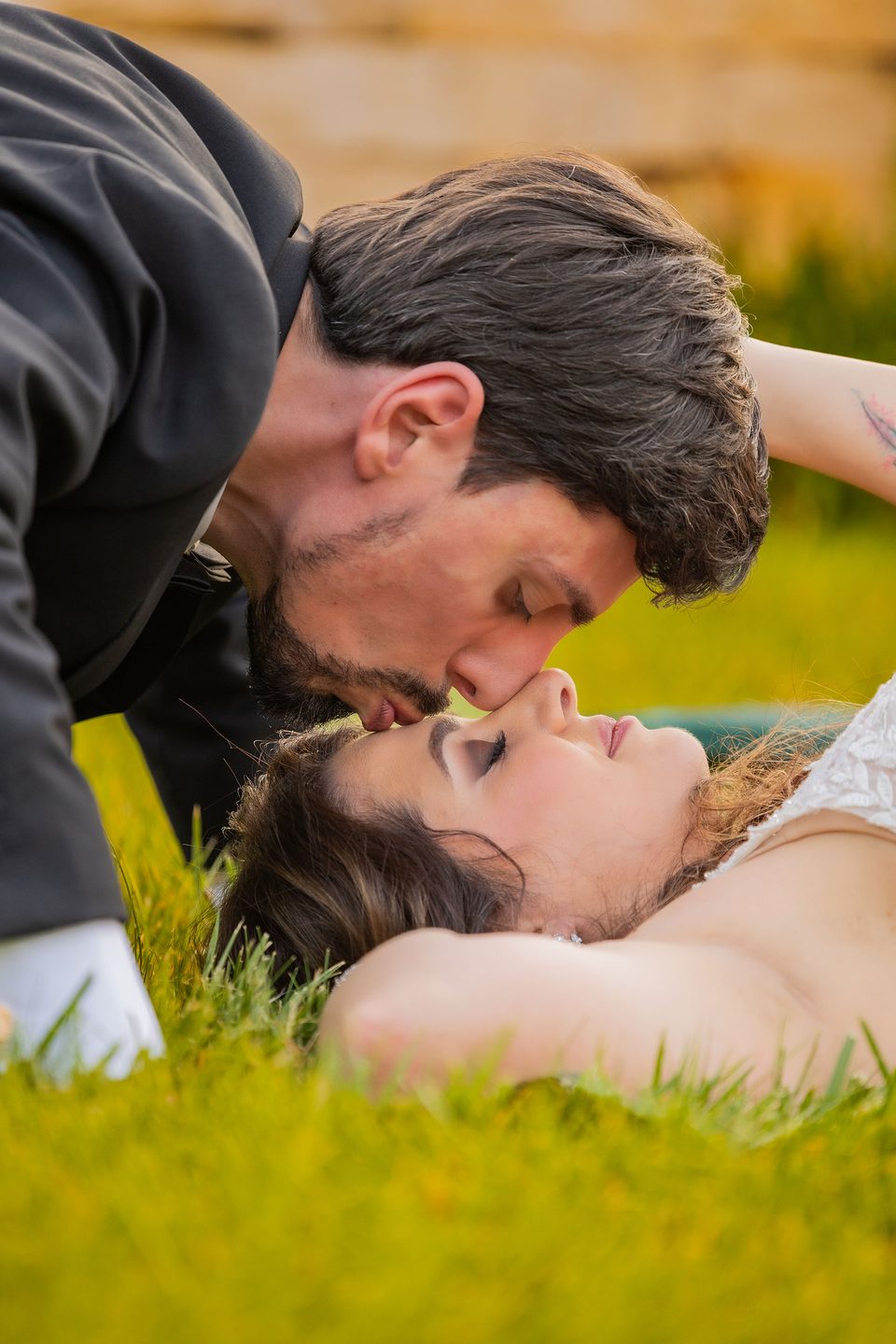 Gli sposi bacio prato