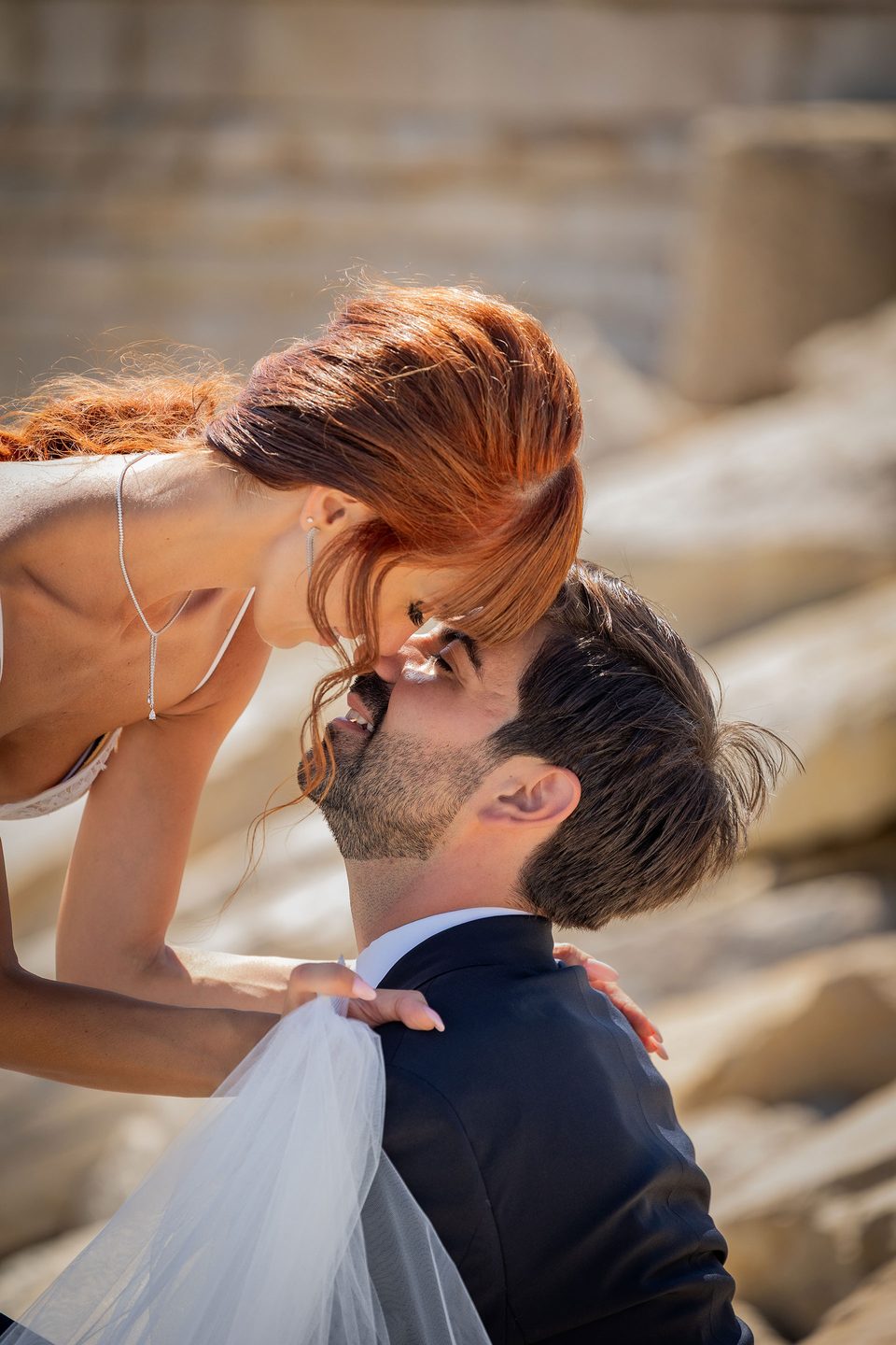 Gli sposi bacio scogli