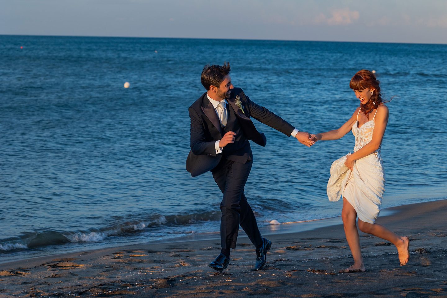 Gli sposi ballo riva mare