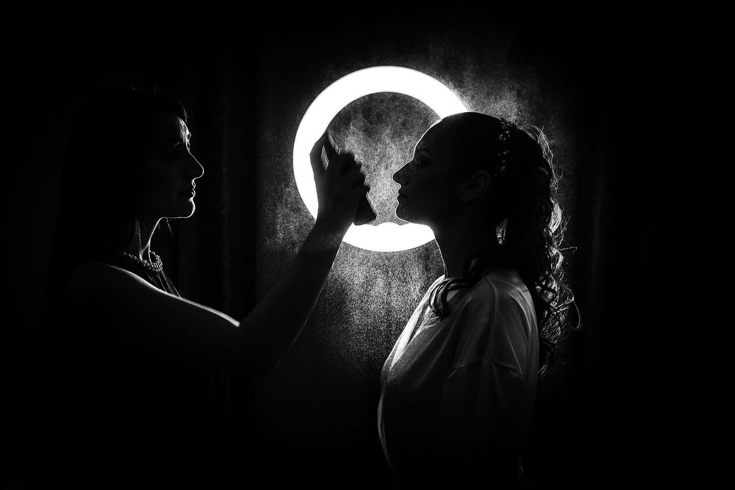 Gli sposi in bianco e nero luce cerchio