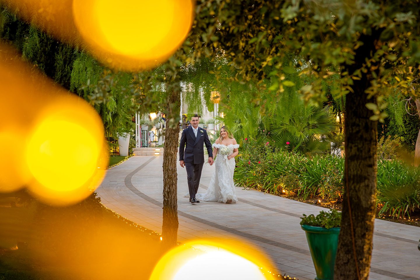 Gli sposi bokeh luci giardino