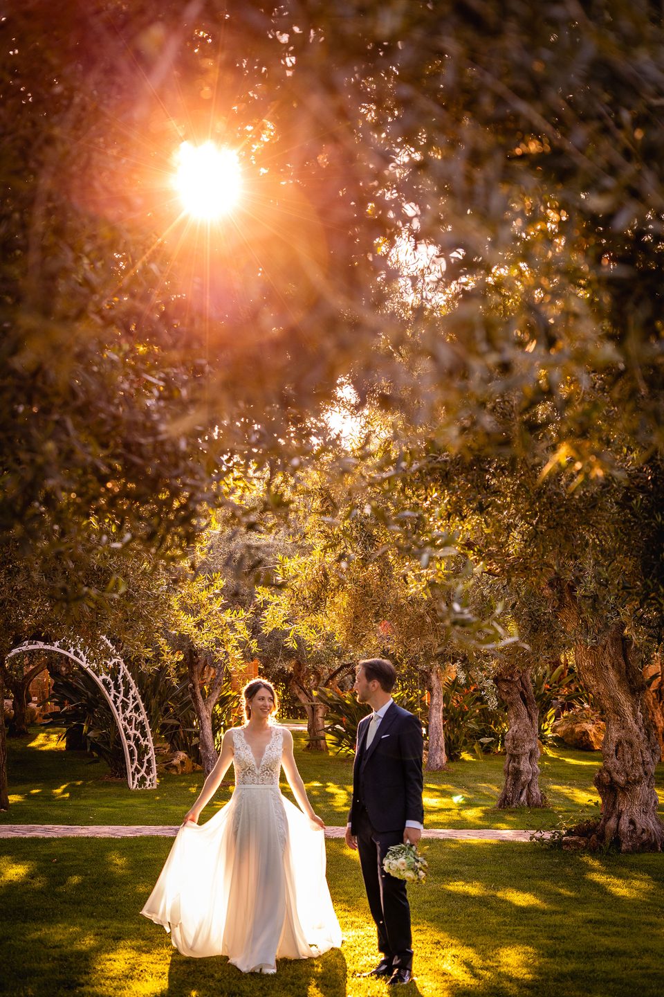 Gli sposi controluce lampione giardino