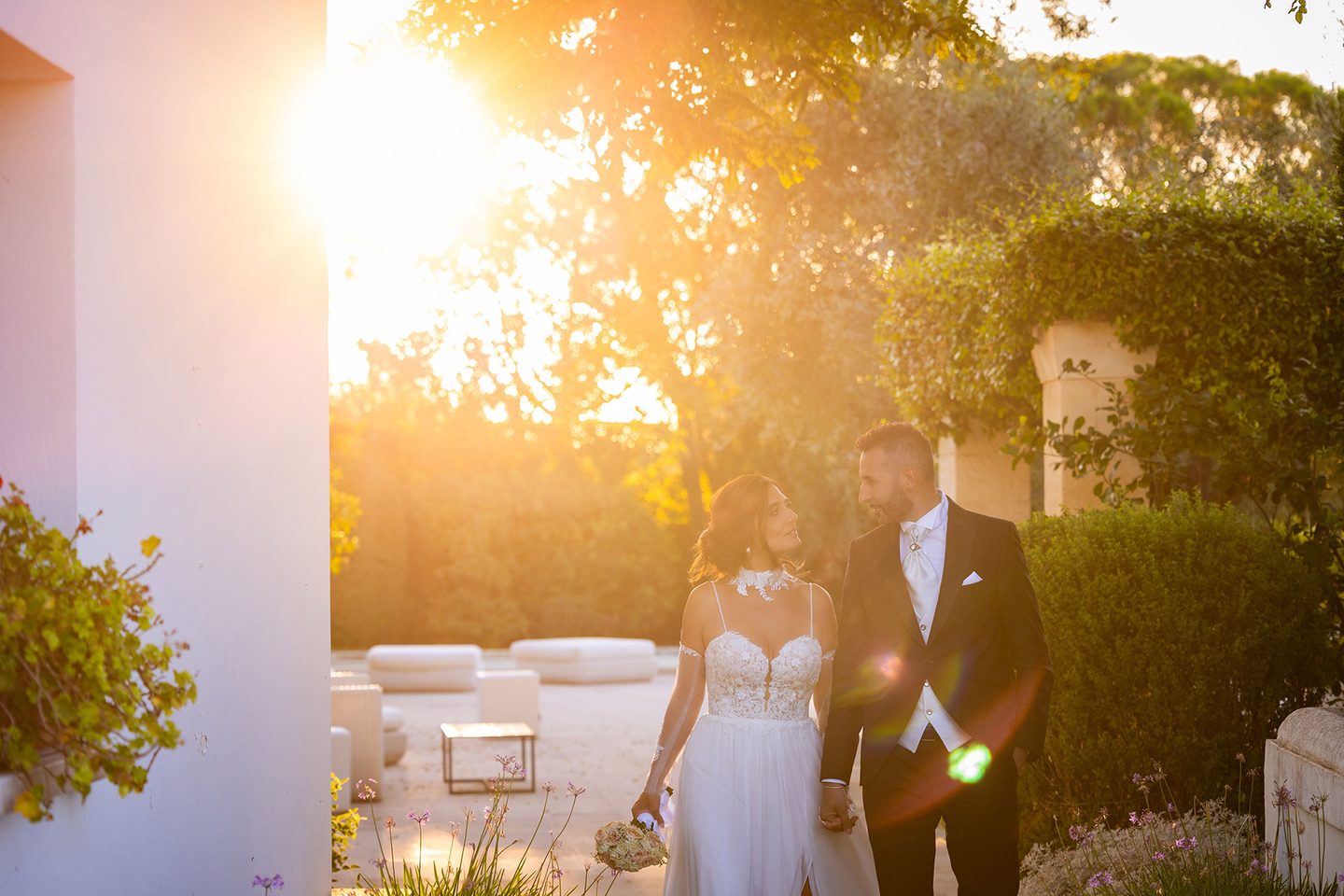 Gli sposi controluce sole giardino