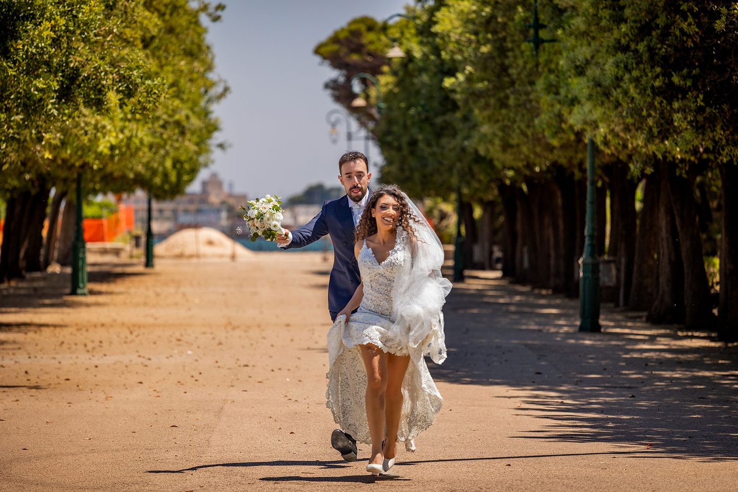 Gli sposi corsa viale