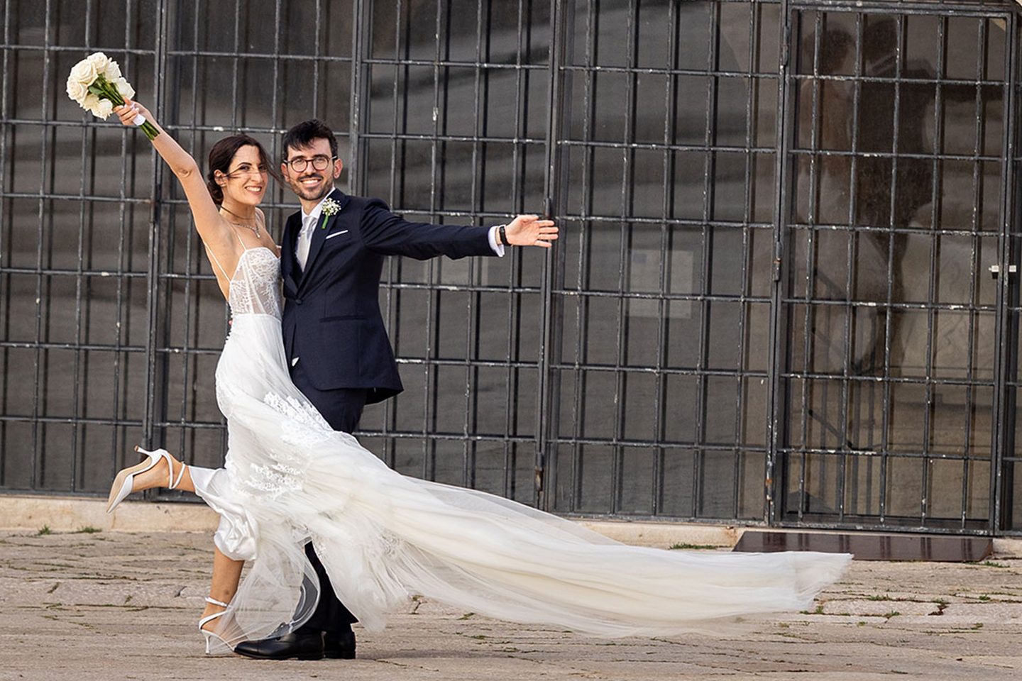 Gli sposi festa bouquet alzato