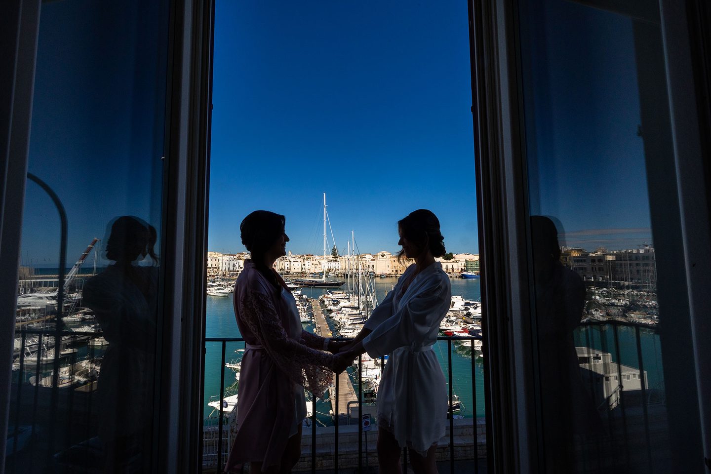 Gli sposi finestra porto silhouette