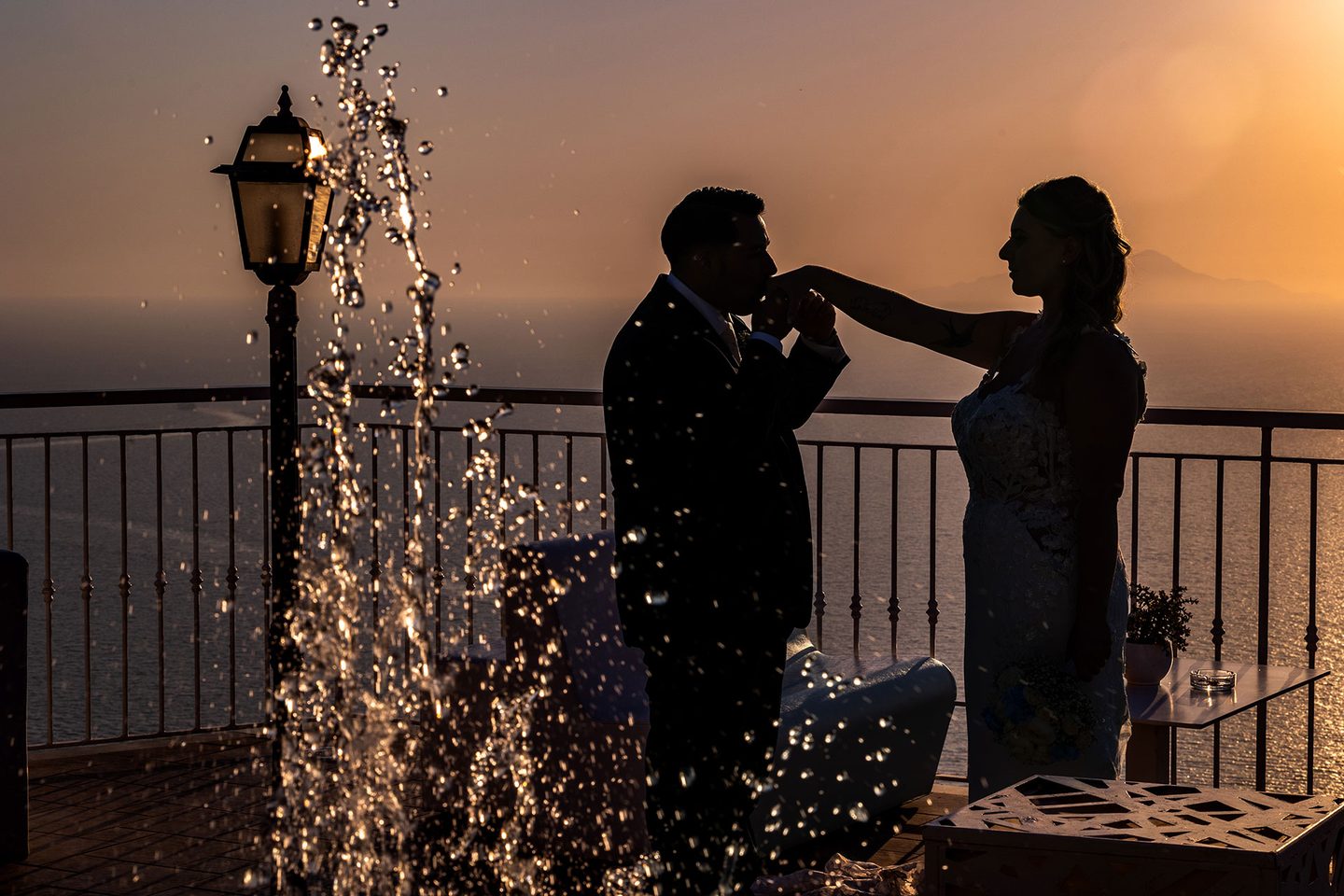Gli sposi fontana luminosa notte