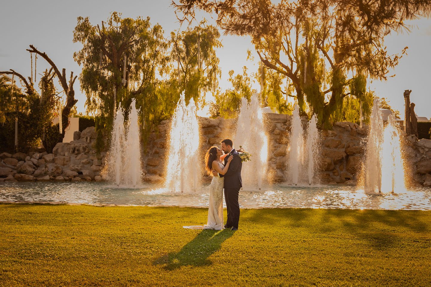 Gli sposi fontane giardino tramonto