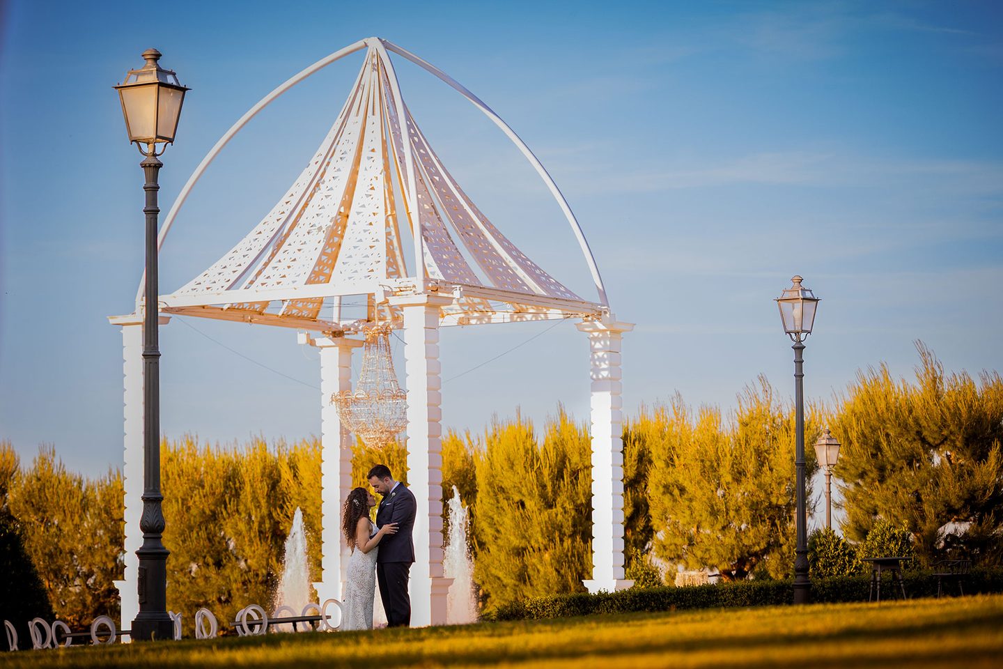 Gli sposi gazebo bianco giardino