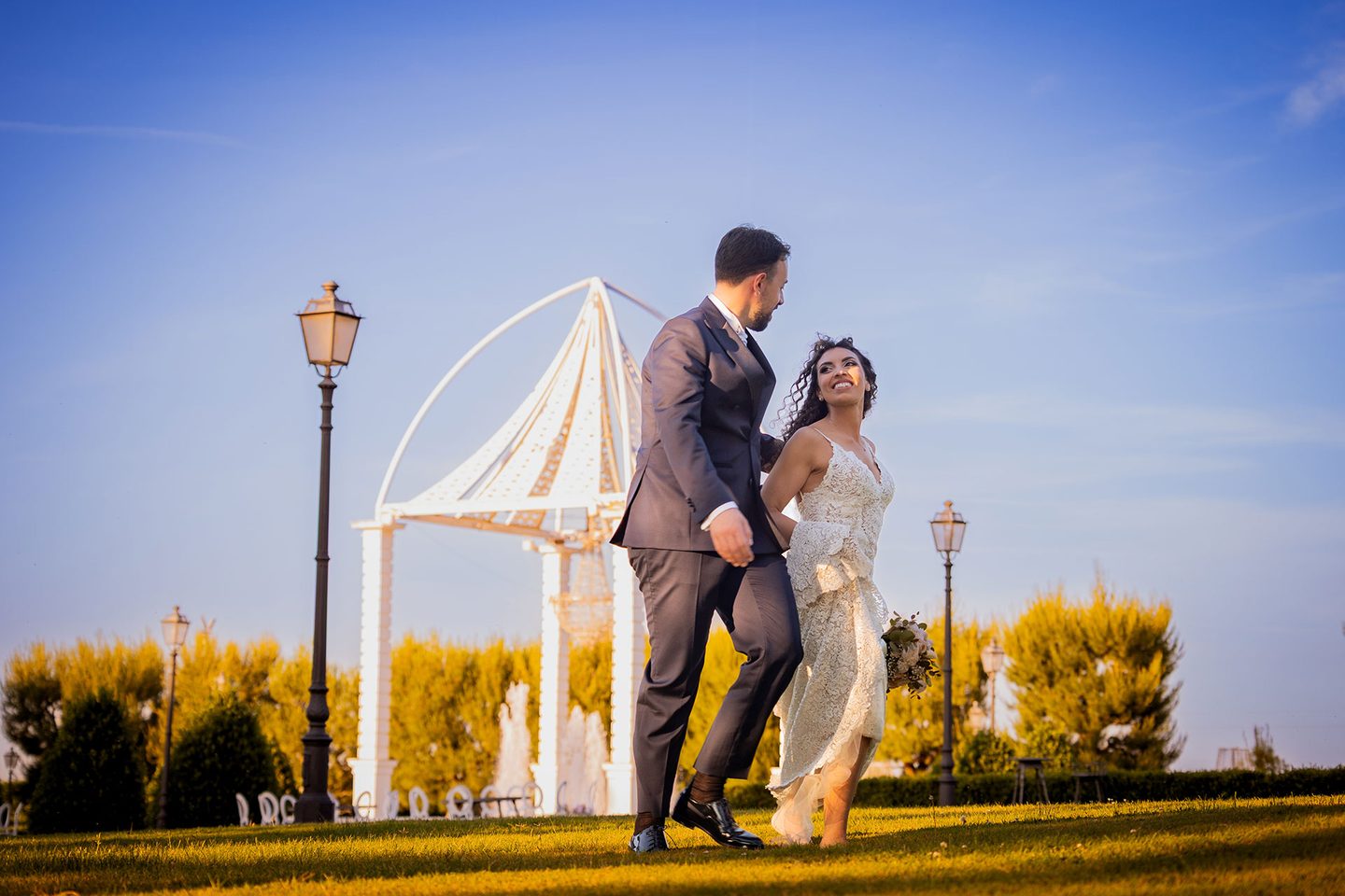 Gli sposi gazebo prato