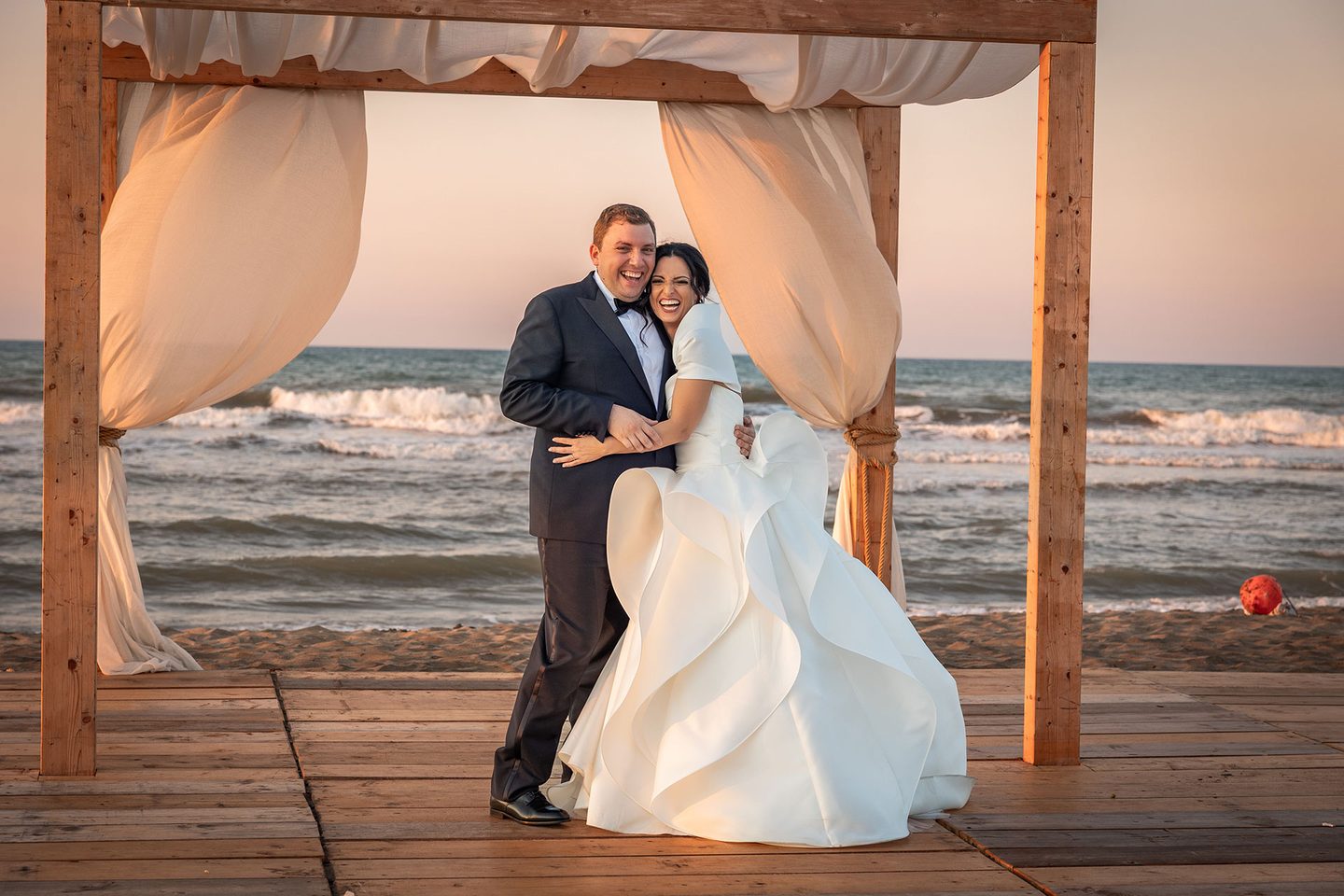 Gli sposi gazebo spiaggia tramonto