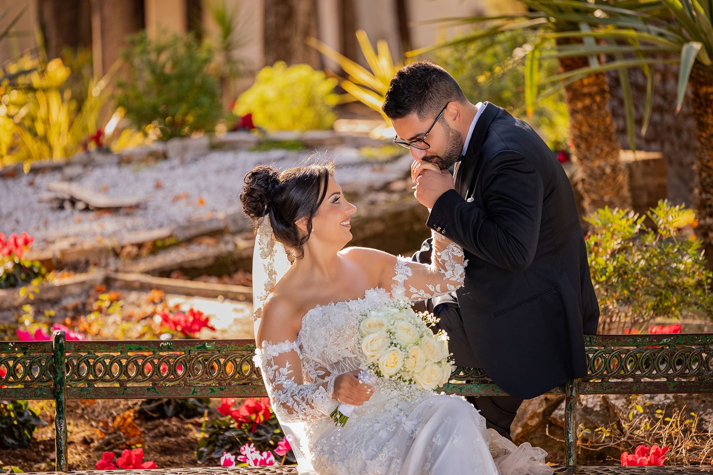 Gli sposi giardino fiorito bacio