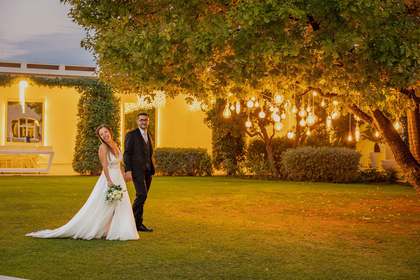 Gli sposi giardino villa sera