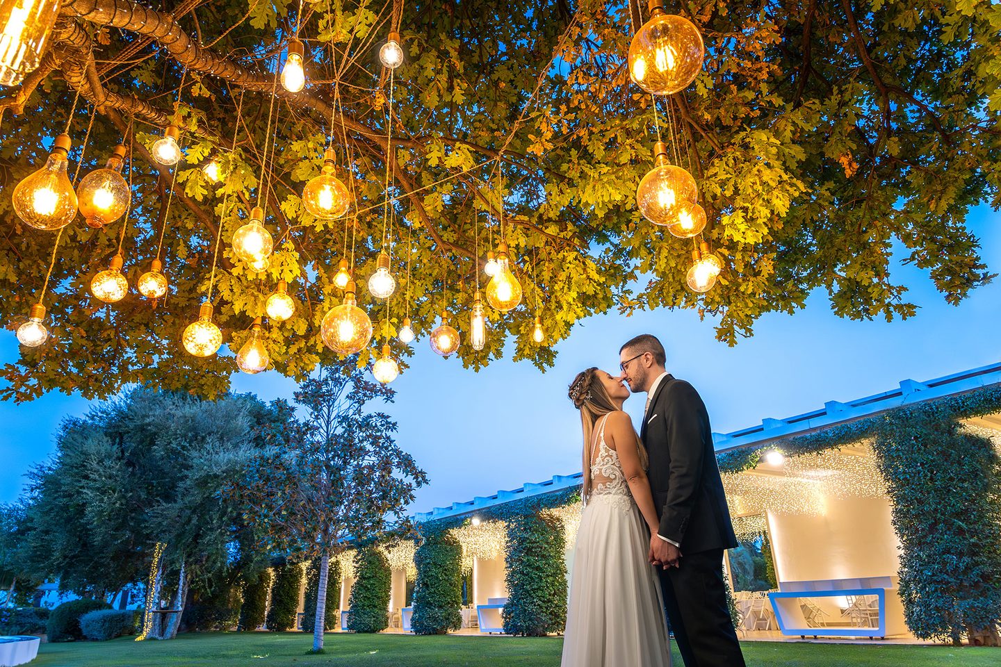 Gli sposi lampadine giardino sera
