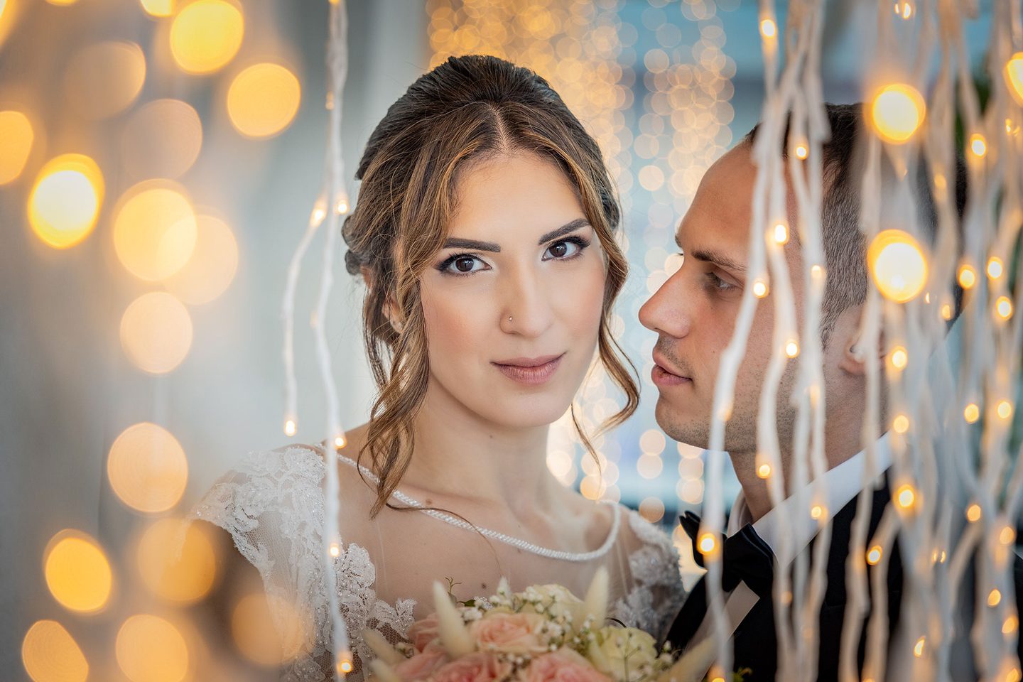 Gli sposi luci bokeh ritratto