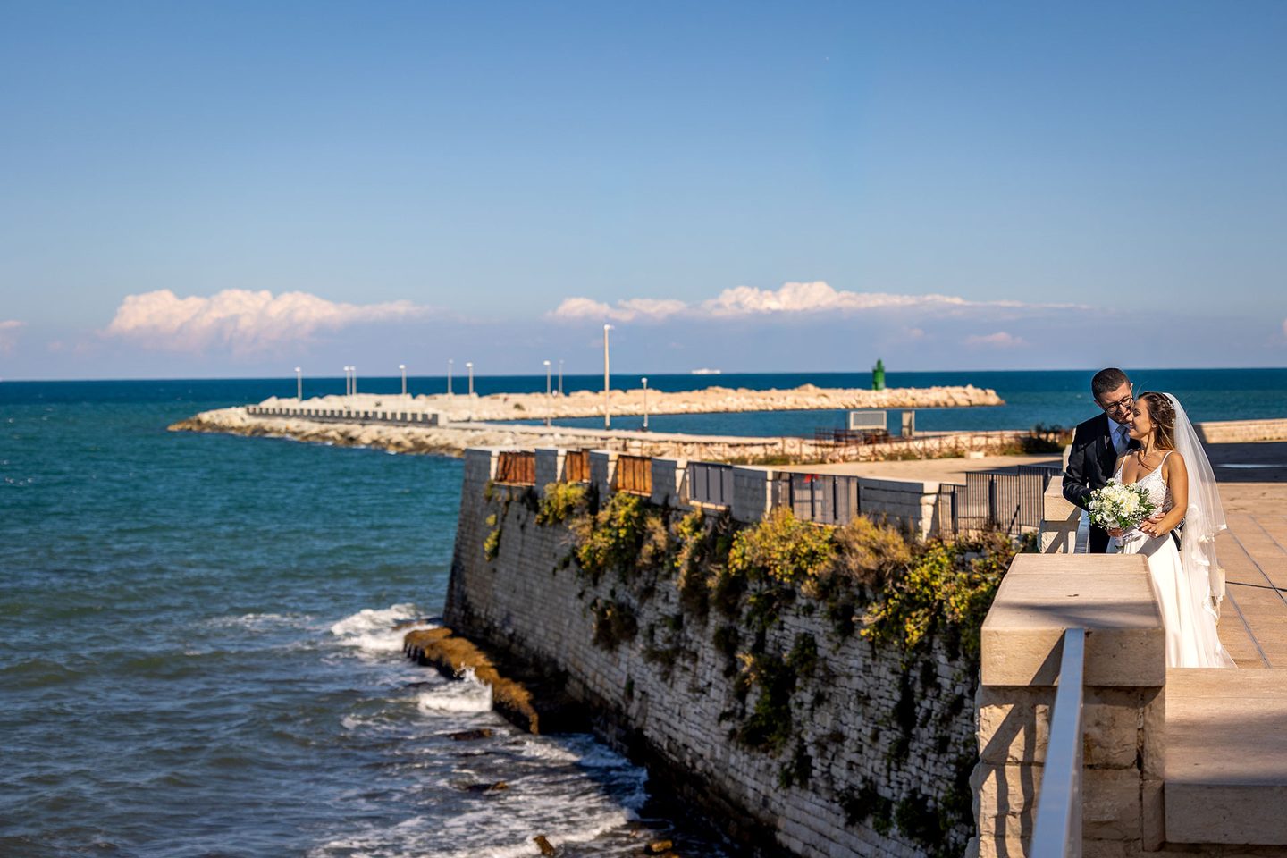 Gli sposi molo mare