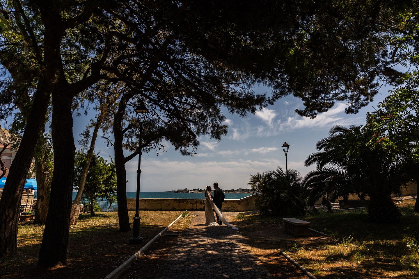 Gli sposi parco mare alberi