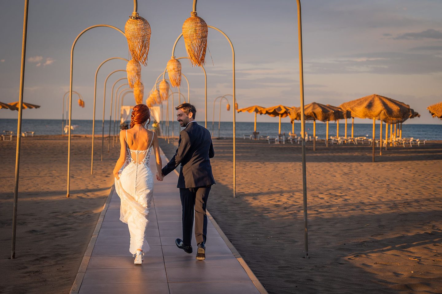 Gli sposi passerella spiaggia tramonto