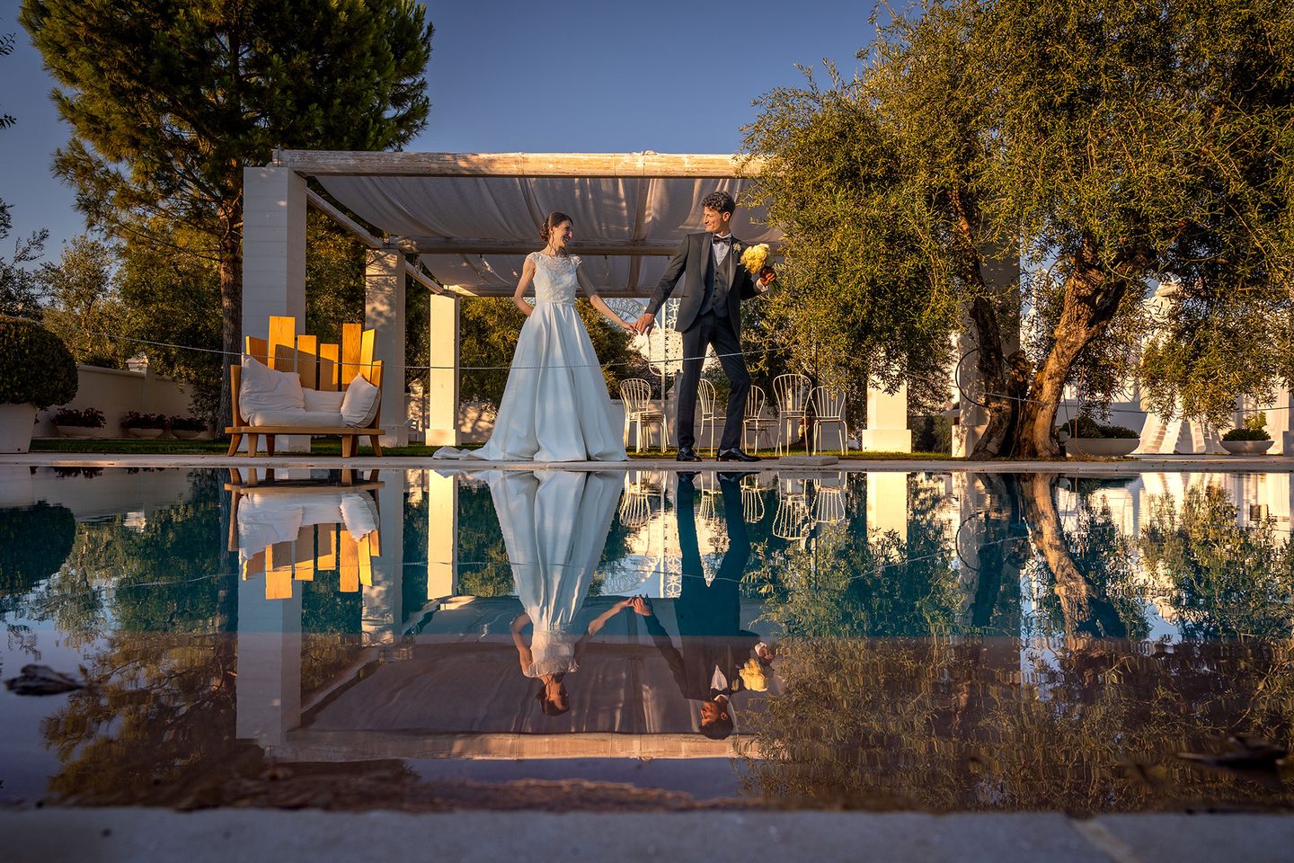 Gli sposi riflesso piscina