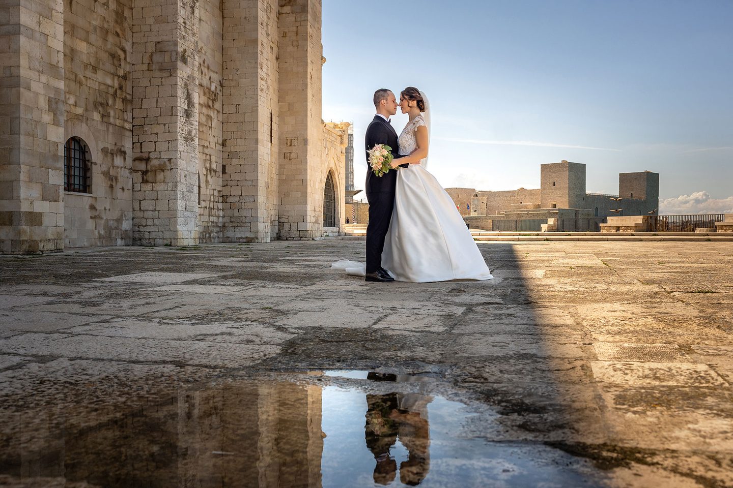Gli sposi riflesso pozzanghera cattedrale