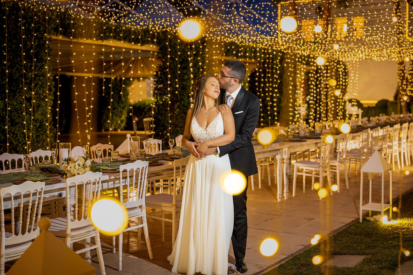 Gli sposi sala ricevimento luci