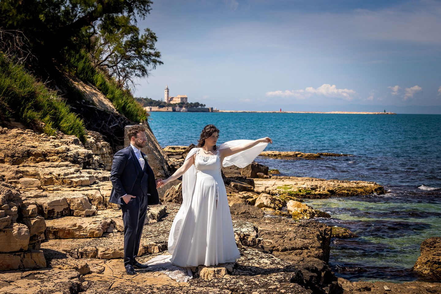 Gli sposi scogliera mare turchese