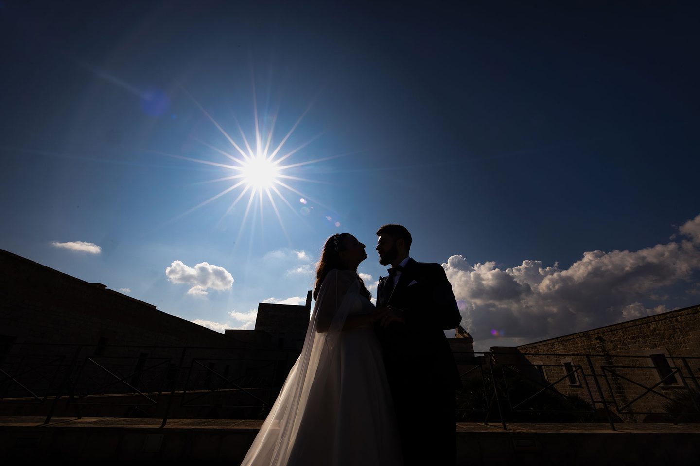 Gli sposi silhouette sole