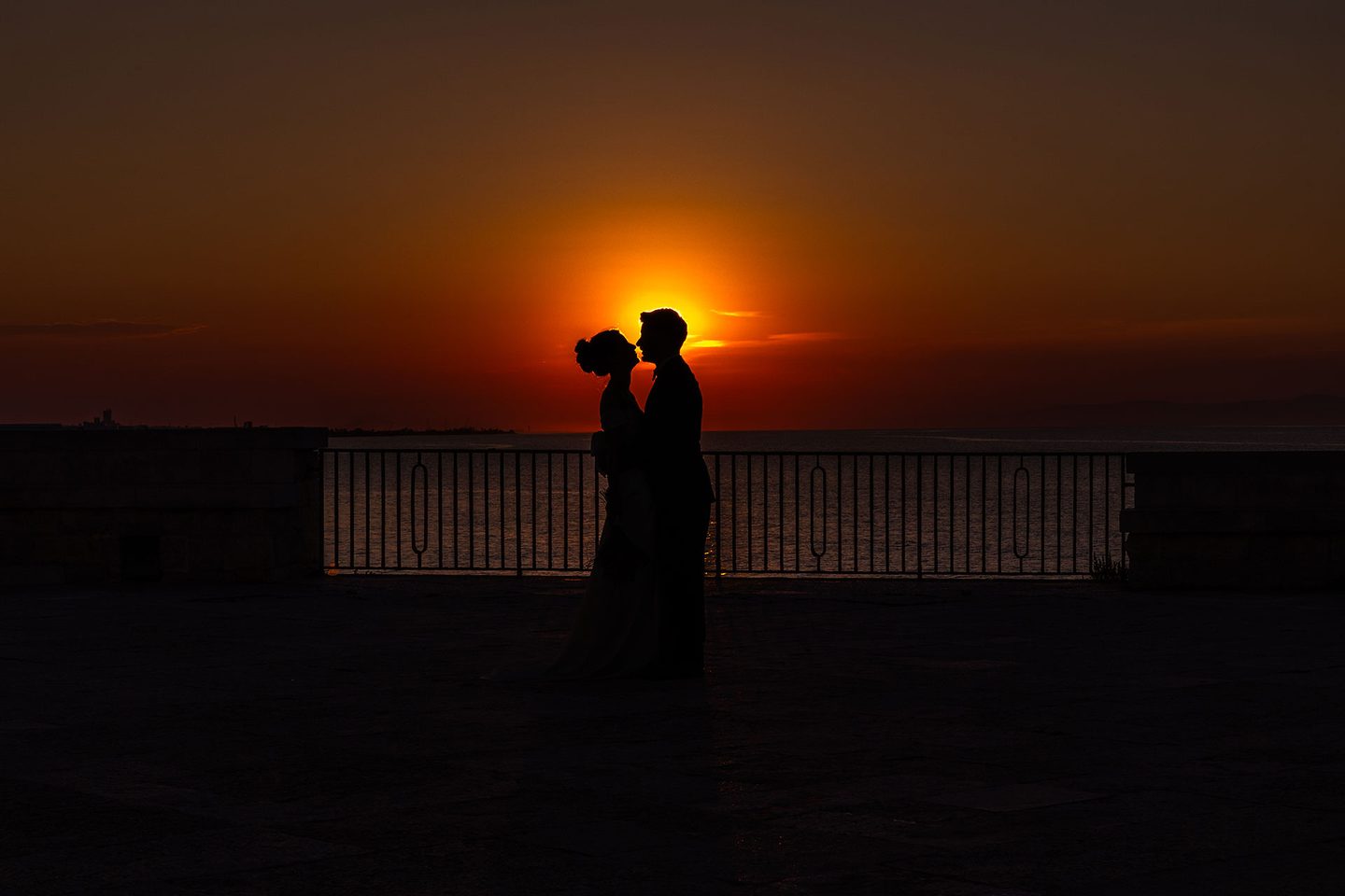 Gli sposi silhouette tramonto mare