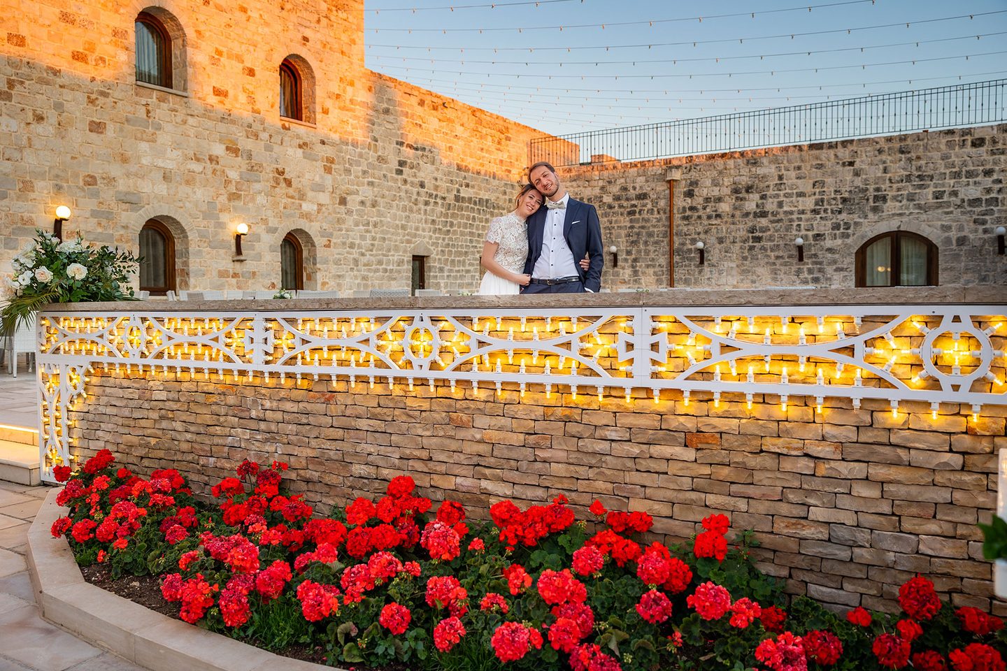 Gli sposi terrazza fiori rossi