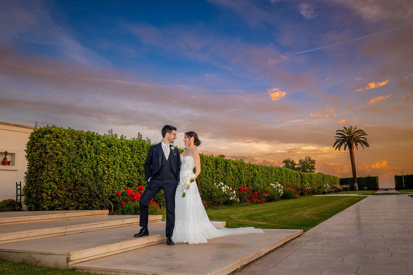 Gli sposi tramonto giardino villa
