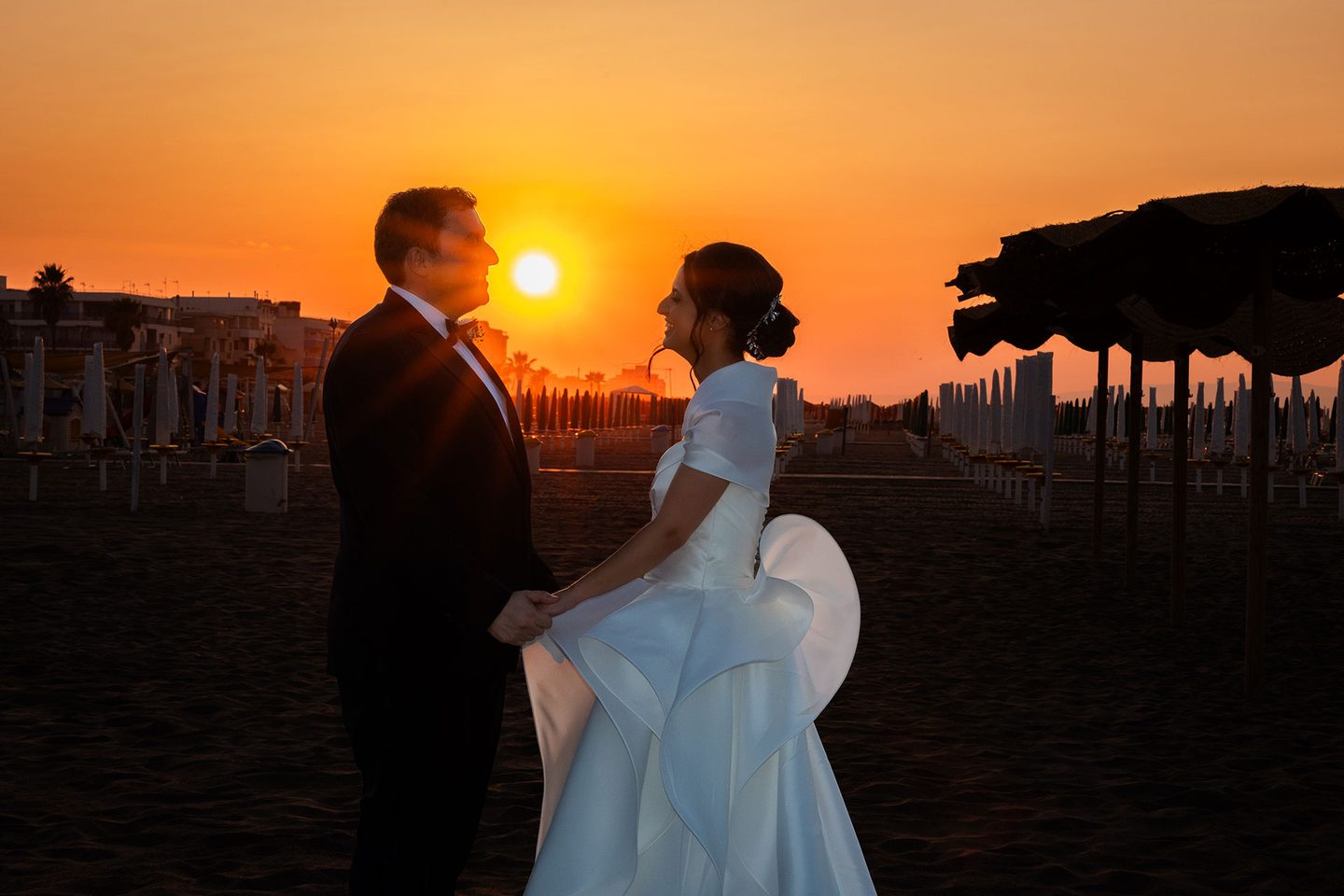 Gli sposi tramonto spiaggia controluce