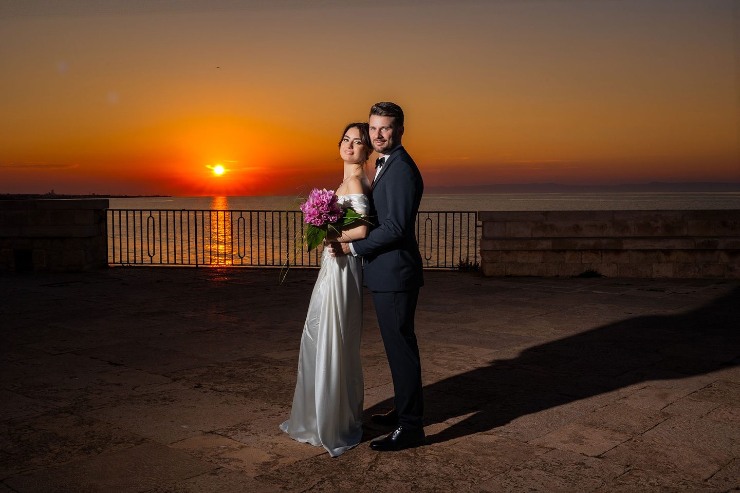 Gli sposi tramonto sul mare