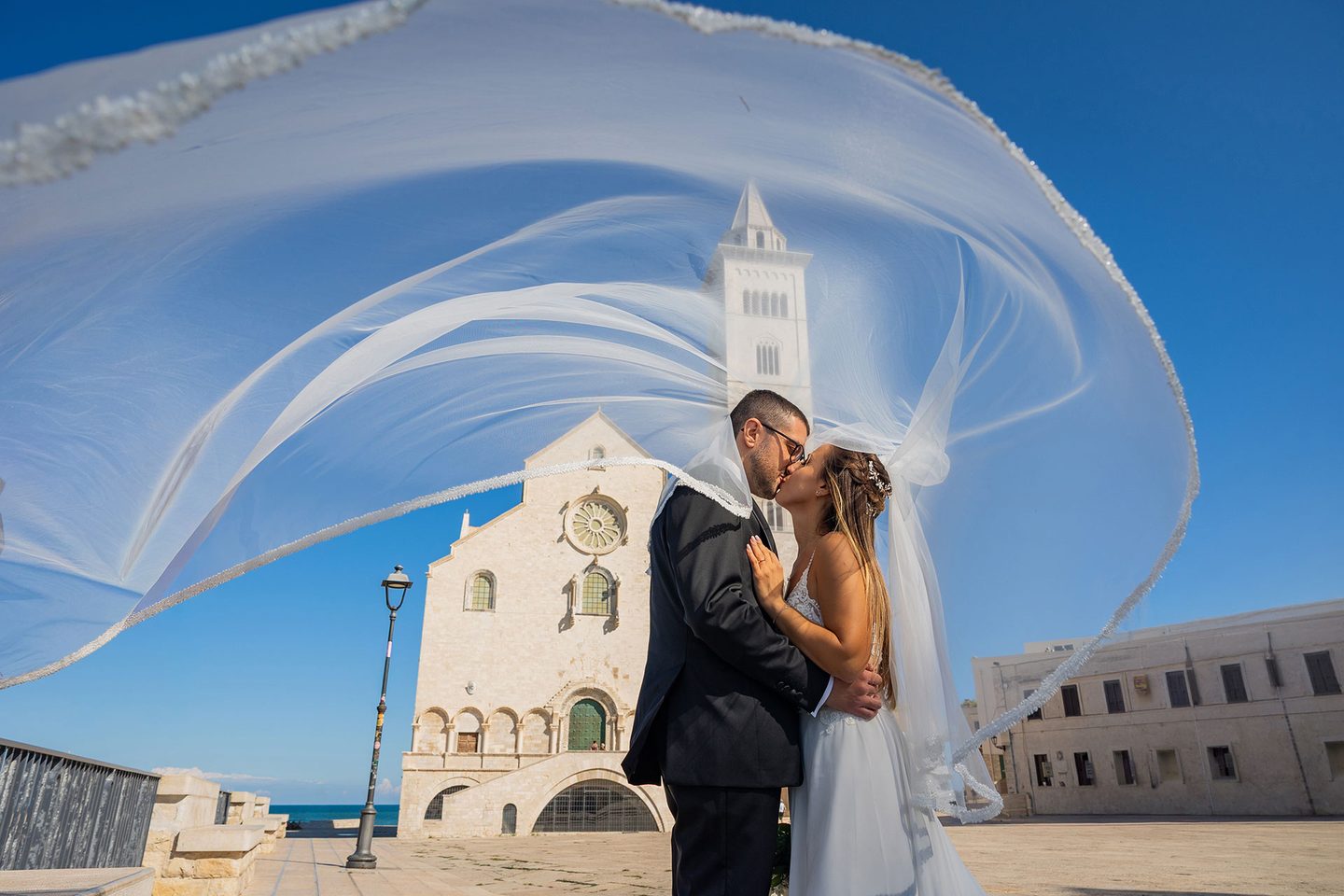 Gli sposi velo al vento cattedrale trani