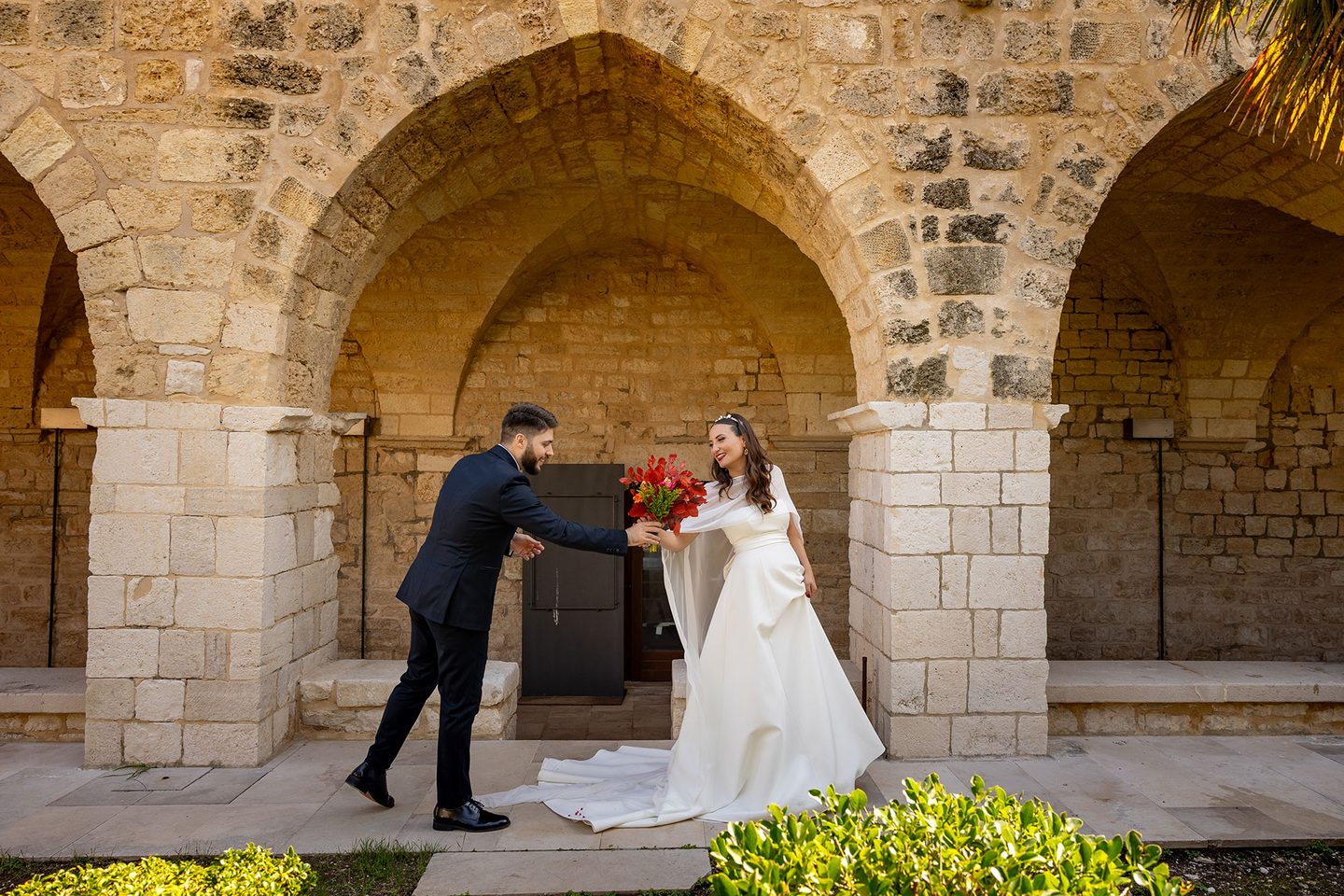 Lo sposo bacia mano la sposa archi
