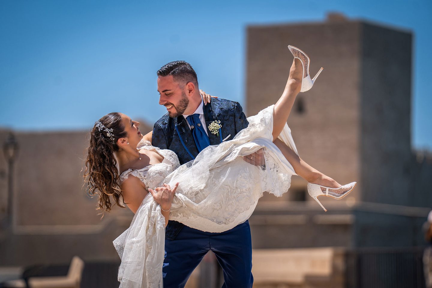 Lo sposo solleva sposa
