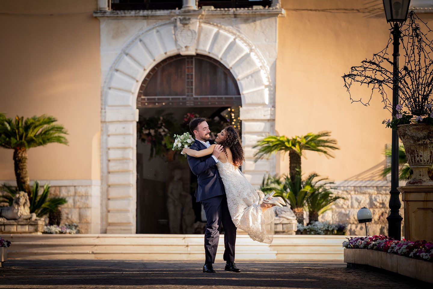 Lo sposo solleva la sposa villa